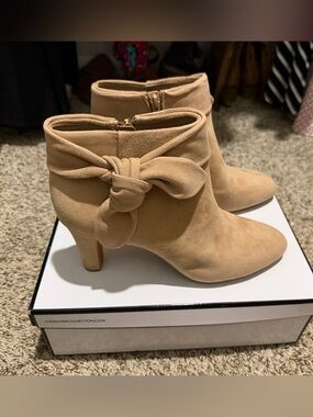 NWOT Alex Marie Emeera Nude Suede Bow Ankle Booties | Size 10M